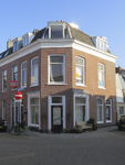 908742 Gezicht op het winkelhoekpand Bouwstraat 18 te Utrecht, met links de Obrechtstraat.N.B. bouwjaar: 1860nummering ...